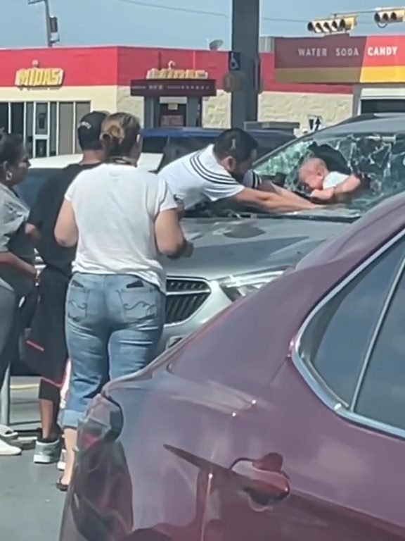 Bimbo chiuso in auto sotto il sole in Texas