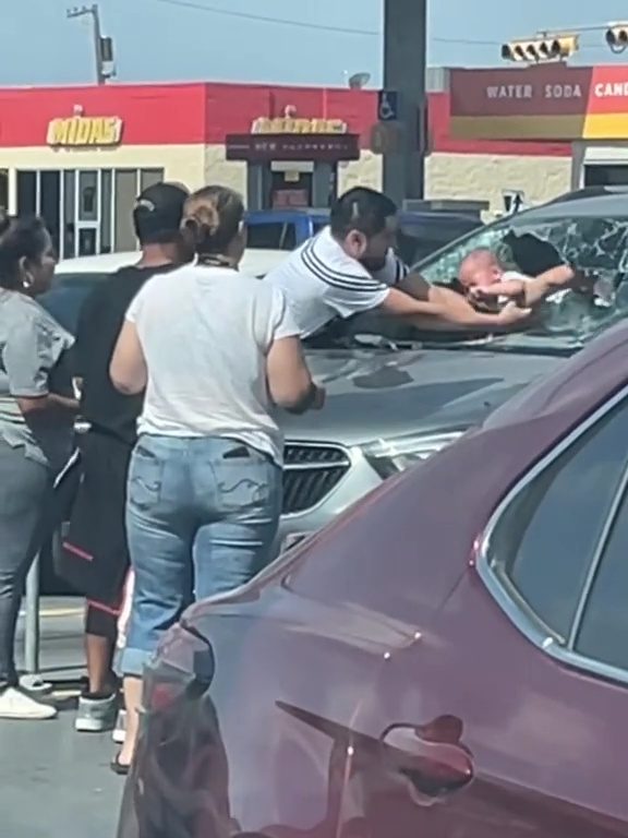 Bimbo chiuso in auto sotto il sole in Texas