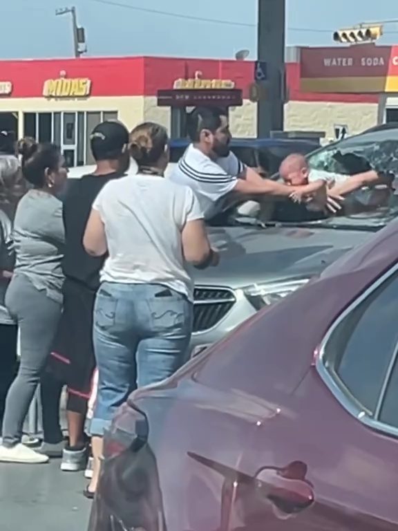 Bimbo chiuso in auto sotto il sole in Texas
