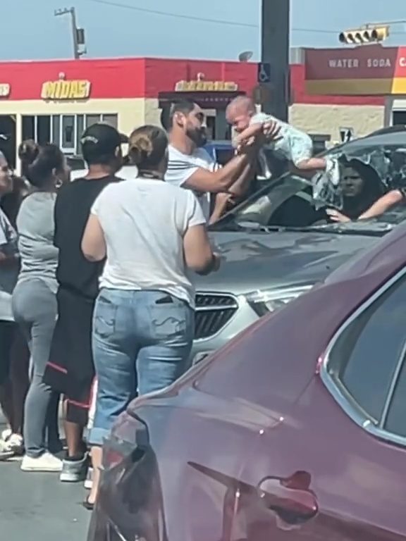 Bimbo chiuso in auto sotto il sole in Texas