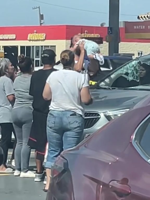 Bimbo chiuso in auto sotto il sole in Texas