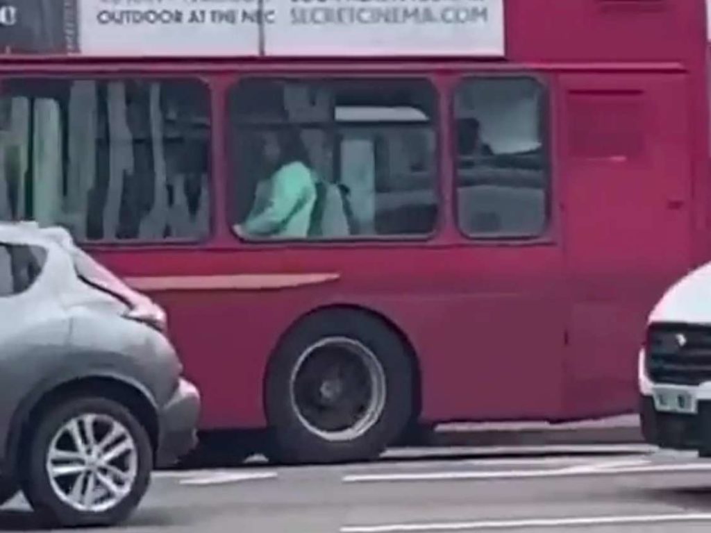 Focosa coppia dà spettacolo sul bus