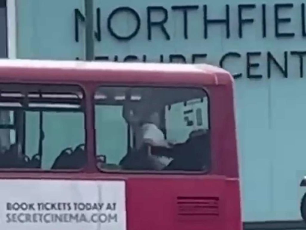 Focosa coppia dà spettacolo sul bus