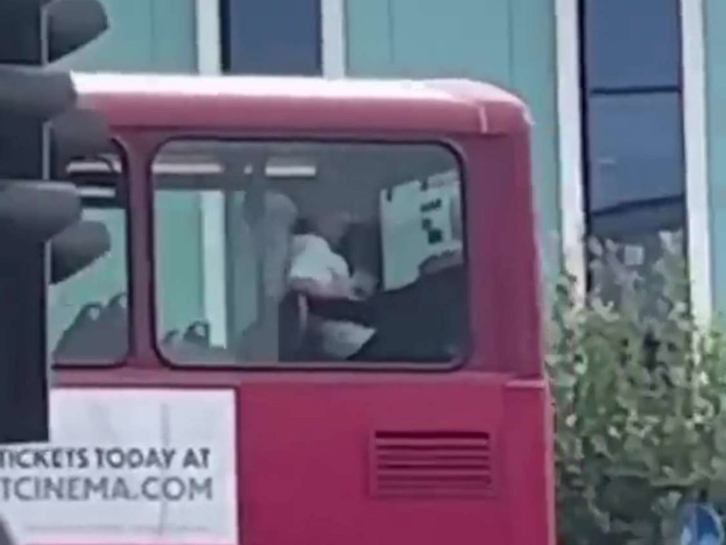 Focosa coppia dà spettacolo sul bus