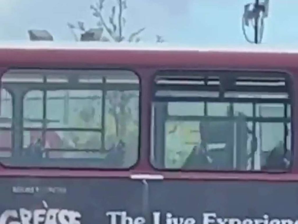 Focosa coppia dà spettacolo sul bus