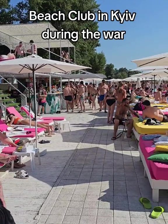 kiev spiaggia polemica guerra