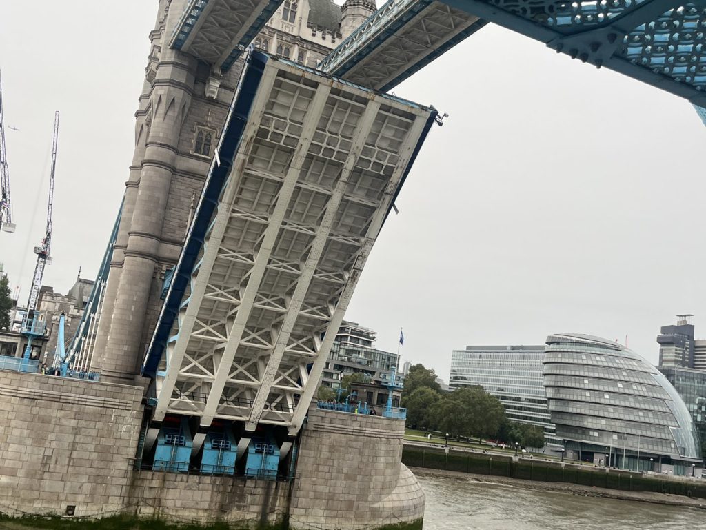 Tower Bridge resta aperto per un guasto
