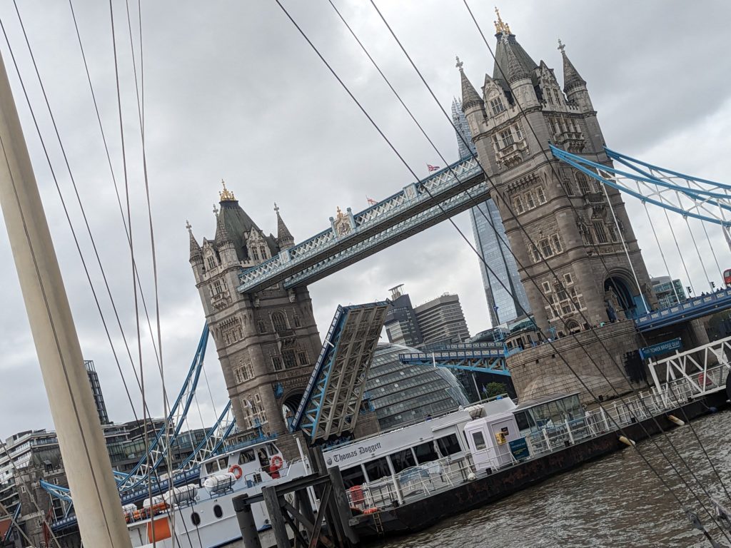 Tower Bridge resta aperto per un guasto