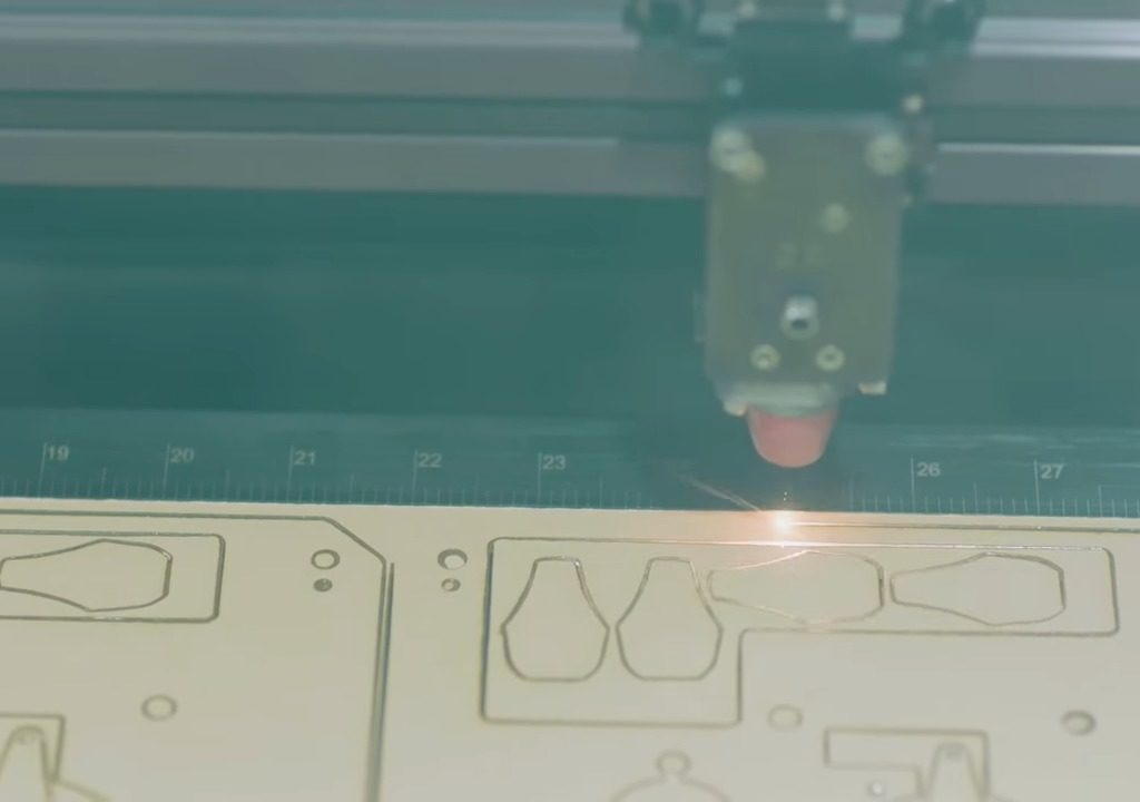 Musk cerca cavie umane per testare il chip cerebrale: nei test sono morti 1.500 animali