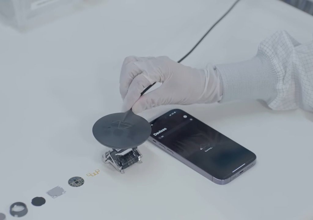 Musk cerca cavie umane per testare il chip cerebrale: nei test sono morti 1.500 animali
