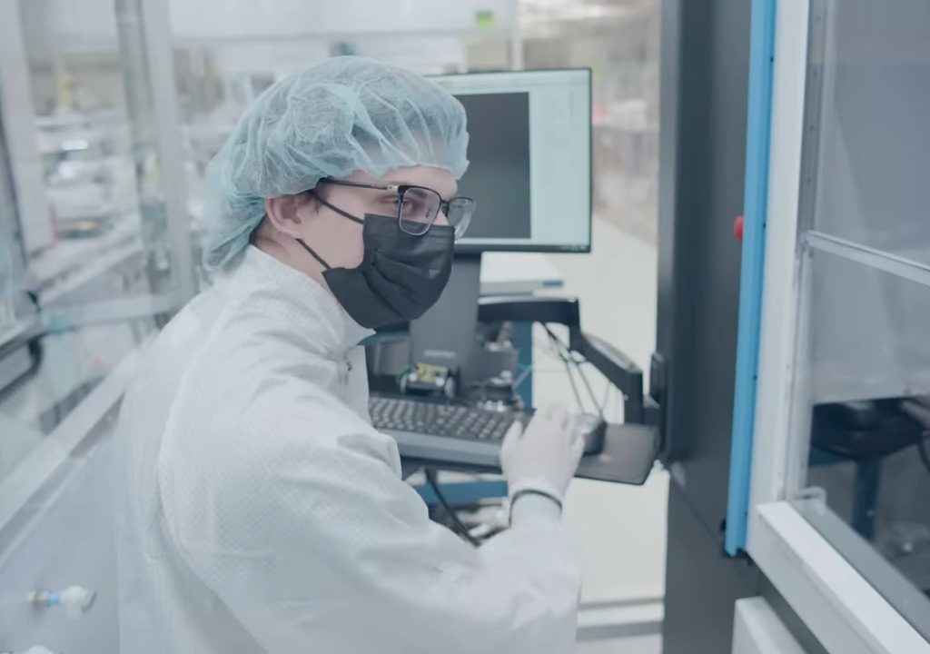 Musk cerca cavie umane per testare il chip cerebrale: nei test sono morti 1.500 animali