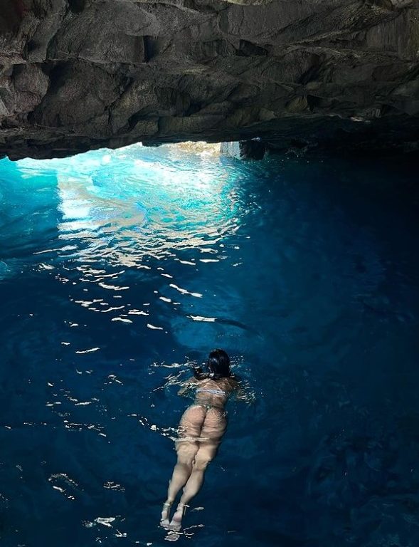 Marina Rivers Influencer rischia la vita in una grotta