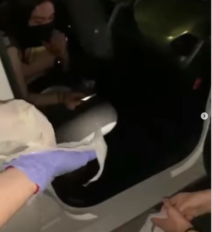 Lancia feci nelle auto e fugge: panico a Roma