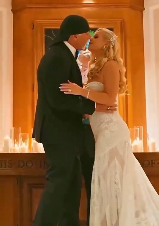 Hulk Hogan sposa la sua insegnante di yoga: fedi da 500mila dollari