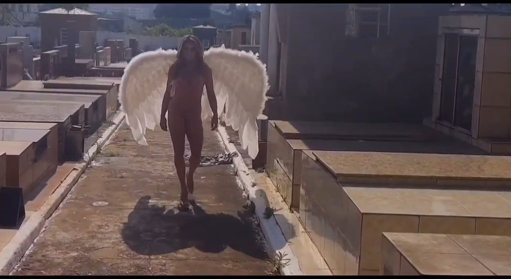Nonna culturista star dei social nuda al cimitero