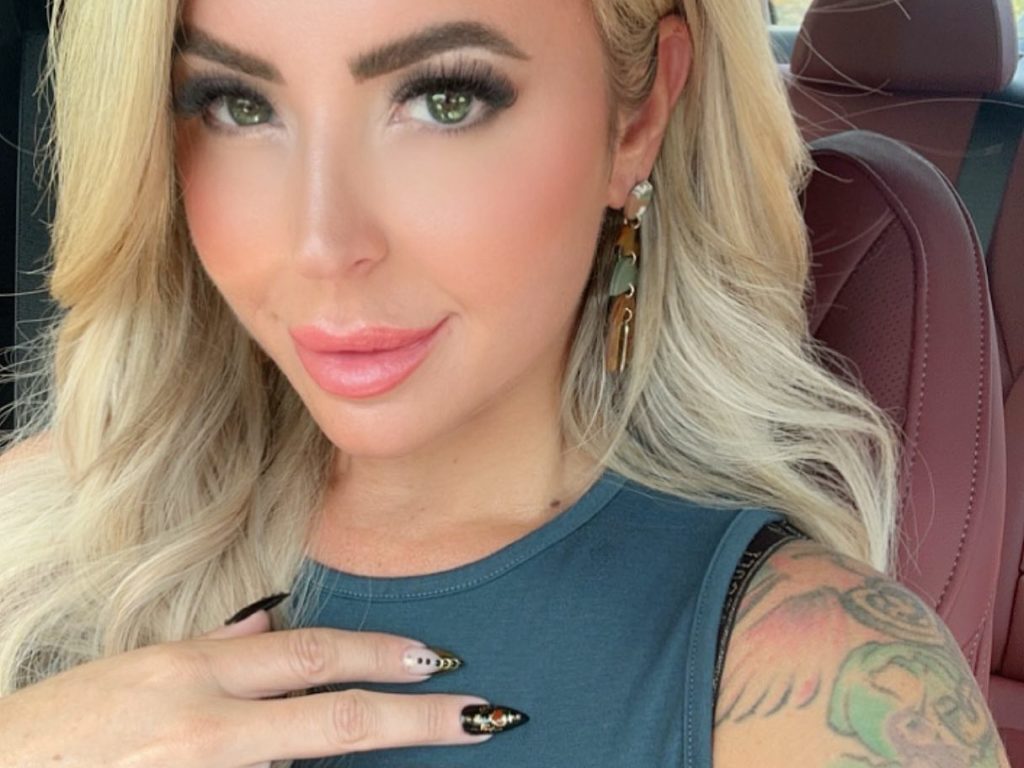 "Abbraccia il figlio in maniera sensuale", madre criticata si difende: "E' affetto"