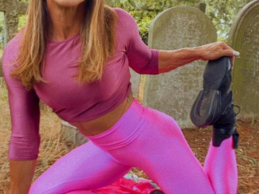 Nonna culturista star dei social nuda al cimitero