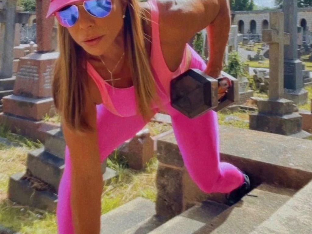 Nonna culturista star dei social nuda al cimitero