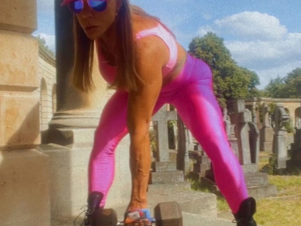 Nonna culturista star dei social nuda al cimitero