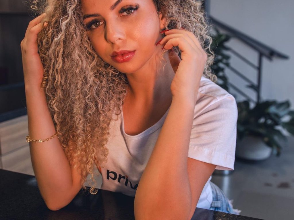 Daniella Motta Influencer scoppia palloncini col didietro e guadagna 27mila euro al mese