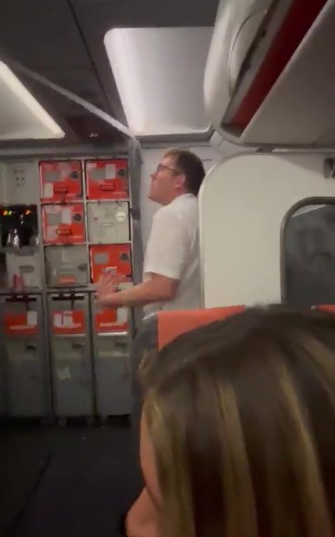 Effusioni nel bagno dell'aereo, steward li interrompe: video virale