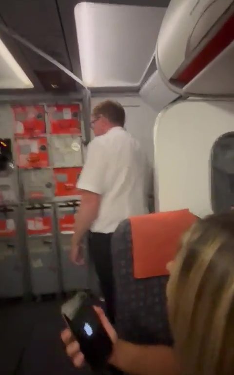 Effusioni nel bagno dell'aereo, steward li interrompe: video virale