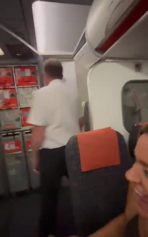 Effusioni nel bagno dell'aereo, steward li interrompe: video virale