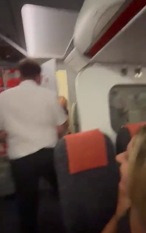 Effusioni nel bagno dell'aereo, steward li interrompe: video virale