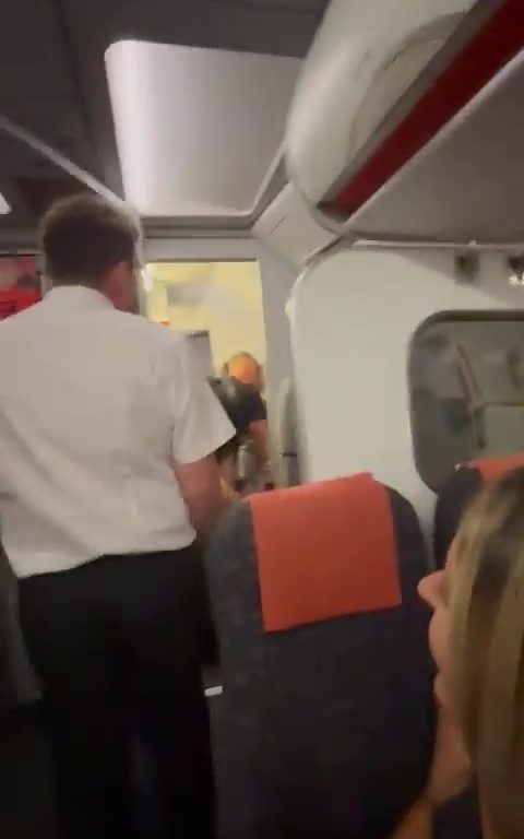 Effusioni nel bagno dell'aereo, steward li interrompe: video virale