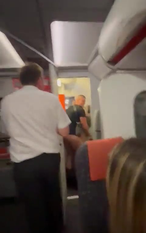 Effusioni nel bagno dell'aereo, steward li interrompe: video virale