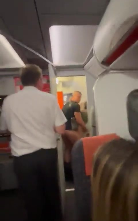 Effusioni nel bagno dell'aereo, steward li interrompe: video virale