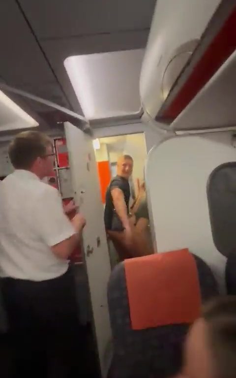 Effusioni nel bagno dell'aereo, steward li interrompe: video virale