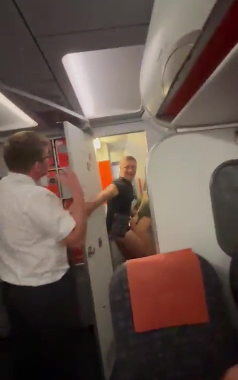 Effusioni nel bagno dell'aereo, steward li interrompe: video virale