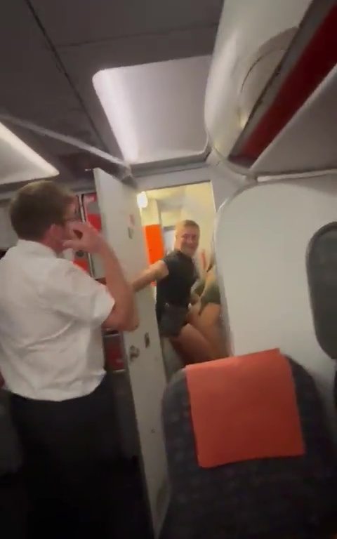 Effusioni nel bagno dell'aereo, steward li interrompe: video virale