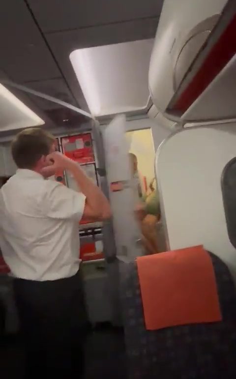 Effusioni nel bagno dell'aereo, steward li interrompe: video virale