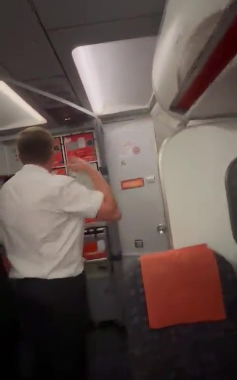 Effusioni nel bagno dell'aereo, steward li interrompe: video virale