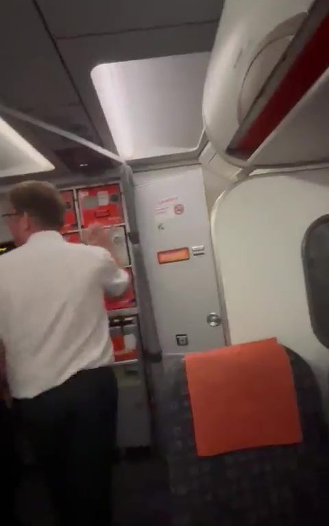 Effusioni nel bagno dell'aereo, steward li interrompe: video virale