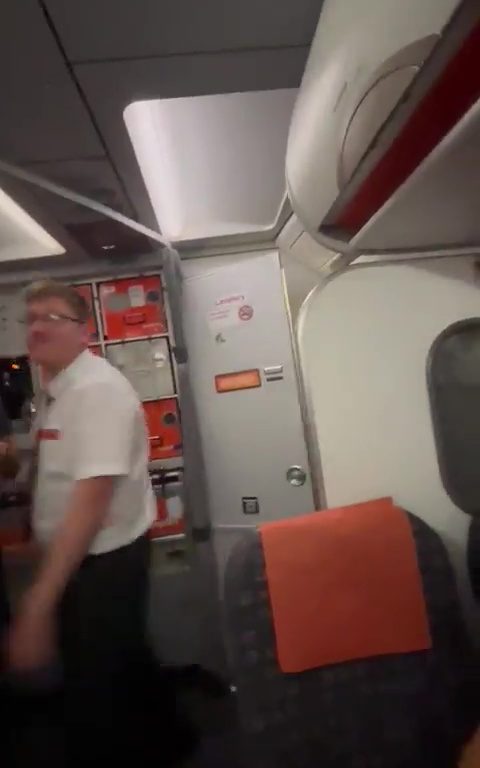 Effusioni nel bagno dell'aereo, steward li interrompe: video virale