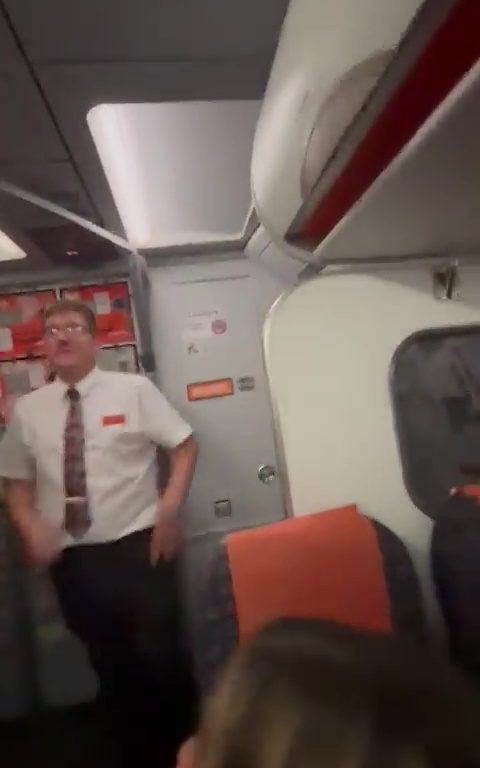 Effusioni nel bagno dell'aereo, steward li interrompe: video virale