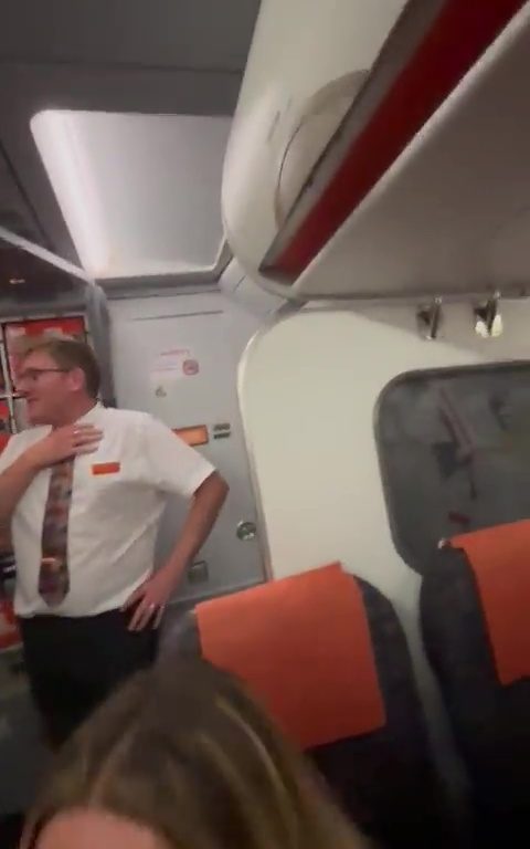 Effusioni nel bagno dell'aereo, steward li interrompe: video virale