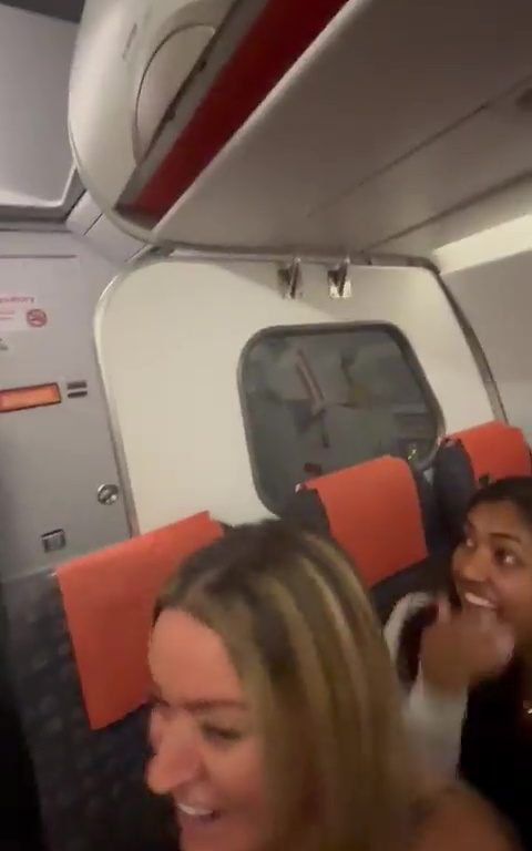 Effusioni nel bagno dell'aereo, steward li interrompe: video virale
