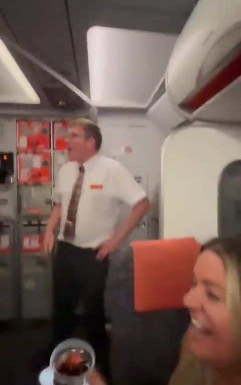 Effusioni nel bagno dell'aereo, steward li interrompe: video virale