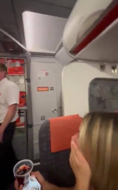 Effusioni nel bagno dell'aereo, steward li interrompe: video virale