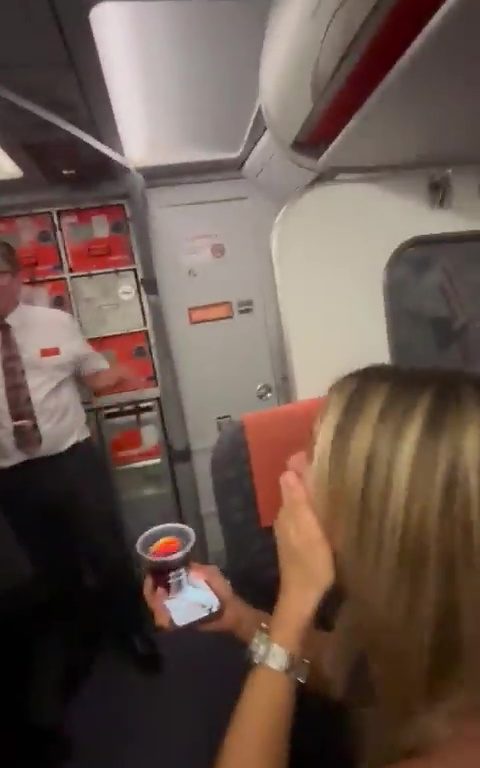 Effusioni nel bagno dell'aereo, steward li interrompe: video virale