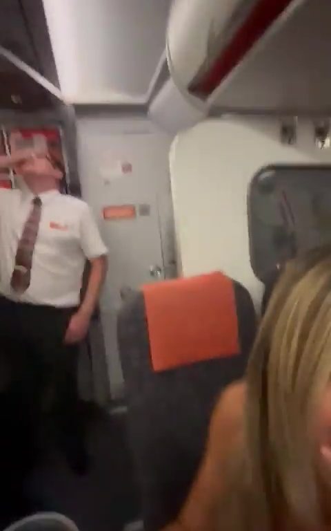 Effusioni nel bagno dell'aereo, steward li interrompe: video virale
