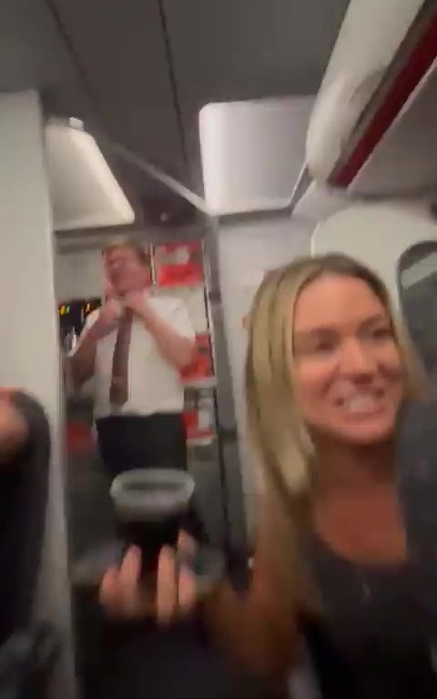 Effusioni nel bagno dell'aereo, steward li interrompe: video virale
