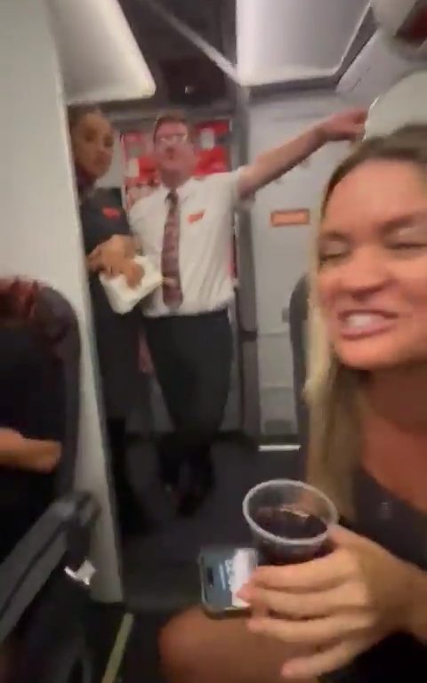 Effusioni nel bagno dell'aereo, steward li interrompe: video virale