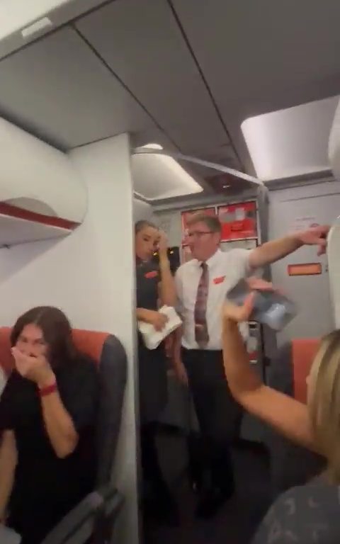 Effusioni nel bagno dell'aereo, steward li interrompe: video virale