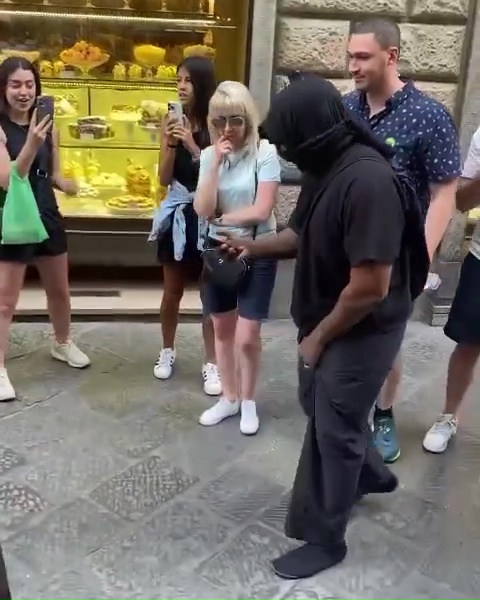 Kanye West e Bianca Censori a Firenze: folla di curiosi per i look audaci