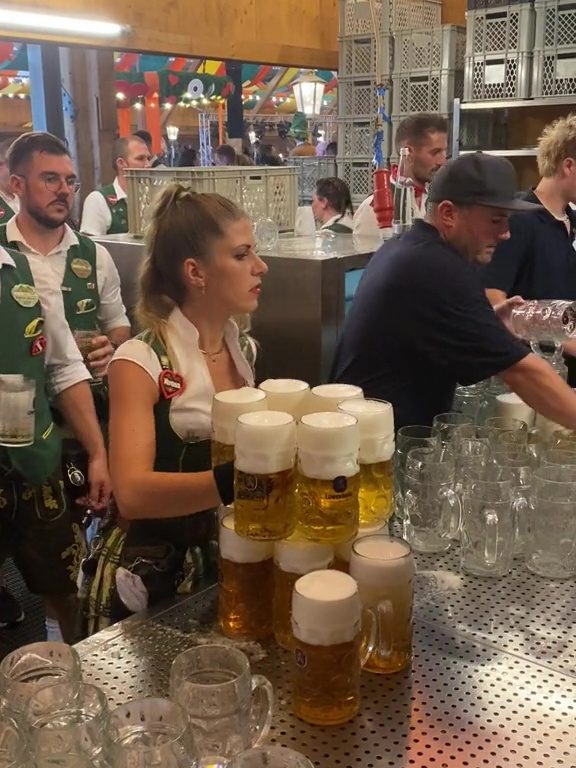 Verena la cameriera dei record all'Oktoberfest: 13 pinte con due mani